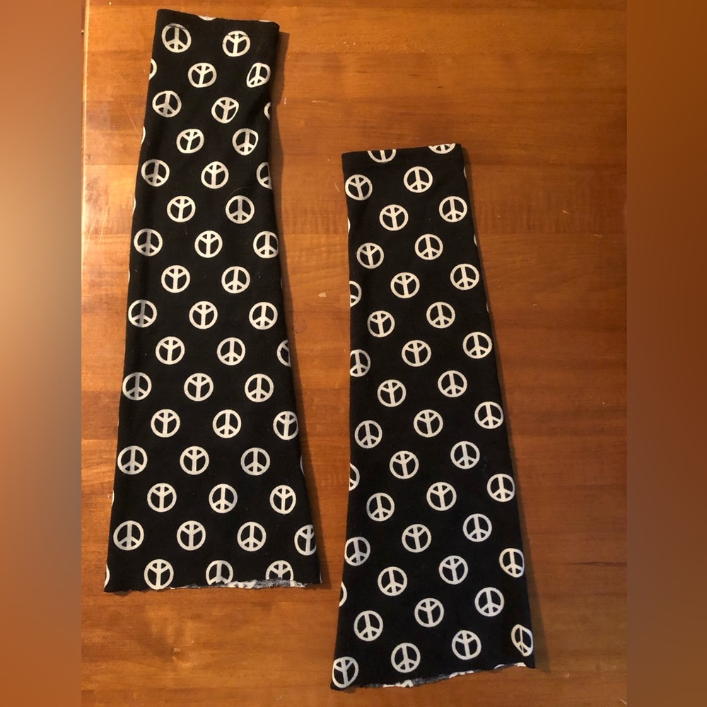 Peace sign arm warmers